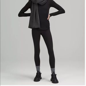 Lululemon customizable snap scarf, perfect condition!